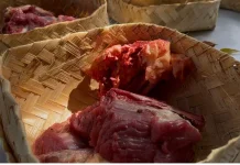 Ecogreen, Unmuh Jember Bagikan Daging Kurban Dengan Besek