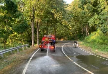 Tumpahan Solar di Jalan Arak-Arak Bondowoso Sebabkan Empat Pengendara Terjatuh