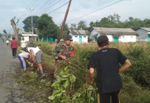 TNI Bantu Warga Besuk Bersihkan Drainase Desa