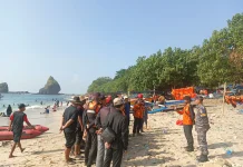 Warga Panti Jember Terseret Derasnya Ombak Pantai Selatan