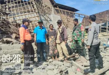 Rumah Nenek Ambruk karena Rapuh