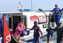 Polres Situbondo Bagikan Sembako kepada Masyarakat Nelayan