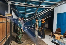 Pohon Tumbang Menimpa Rumah Warga, Kerugiannya Puluhan Juta