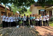 SDN Selolembu Rayakan Kelulusan dengan Gerakan Tanam Bibit