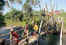 TNI dan Warga Bongkar Jembatan Bambu Kali Asem