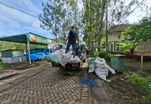 Ijen Rijik Angkut 20 Sak Sampah di Kawah Ijen