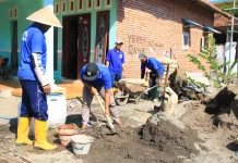 Warga Binaan Lapas Banyuwangi Bantu Bedah Rumah Warga