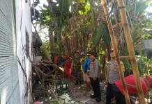 Kolaborasi Warga dan Aparat Perbaiki Rumah Lansia di Randuagung