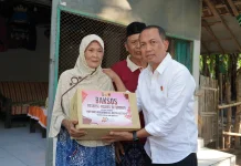 Polres Situbondo Bagikan Paket Sembako dan Uang Tunai