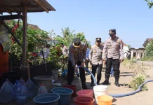 Polres Bondowoso Salurkan Air Bersih ke 20 Dusun Terdampak Kekeringan