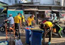 Berantas Pasar Kumuh, Polisi Bersihkan Sampah Pasar Induk