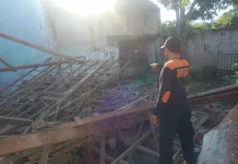 Rumah Ambruk dan Menimpa Rumah Lainnya