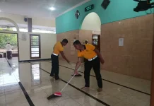 Satlantas Bersih-bersih Masjid di Hari Jumat