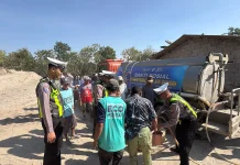 Polres Distribusi Air Bersih kepada Warga Terdampak Kekeringan