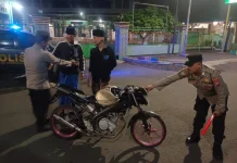 Petugas Periksa Kendaraan Melintas di Kawasan Randuagung Lumajang