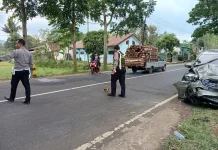 Adu Banteng Ertiga dan Innova di Wringin, Sejumlah Korban Luka-luka
