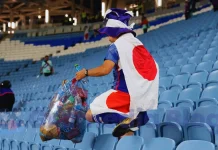 Menang atau Kalah, Suporter Jepang Tetap Pungut Sampah