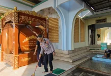 Polisi di Randuagung Lumajang Gelar Baksos Bersihkan Tempat Ibadah