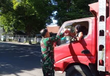 Koramil Lumajang Bagikan 100 Nasi Kotak Lewat Jumat Berkah