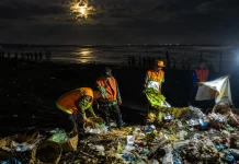 Gotong Royong Menjaga Pantai Tetap Bersih