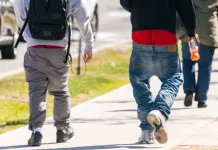 Sagging, Kontroversi Gaya Berpakaian Celana Melorot yang Kini Jadi Bagian Fashion