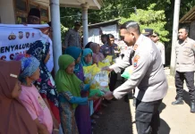 Polres Bondowoso Salurkan Bantuan Beras Kepada Warga Terpencil