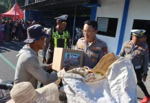 Polres Situbondo Bagikan Ratusan Nasi Bungkus dan Sembako
