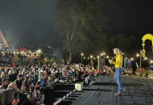 Catur Arum Hipnotis Ribuan Pengunjung Senja di AWT