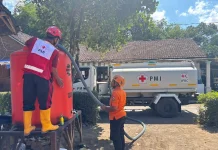 BPBD Salurkan Air Bersih untuk Warga Kalisat dan Pakusari
