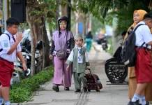 Hari Pertama Sekolah, Orang Tua Antar Anak Hingga Kelas