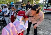 Pelukan Ayah di Gerbang Sekolah, Langkah Kecil yang Menguatkan Masa Depan Anak