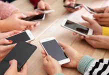 Waspadai "Phone Body", saat Gawai Mulai Mengubah Bentuk Tubuh