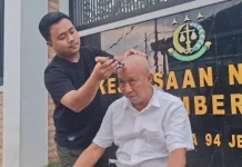 Dukung Usut Tuntas Korupsi Sosraperda, Aktivis Jember Gelar Cukur Gundul