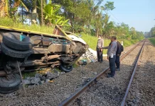 Sopir Diduga Mengantuk, Truk Terjun ke Rel Kereta di Lumajang