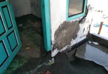 Gelombang Pasang Terjang Rumah Warga Pesisir hingga Rusak