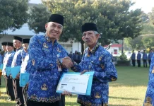 34 ASN Lumajang Terima Penghargaan Menjelang Purna Tugas