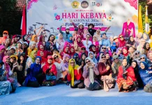 Komunitas Kebayak'An  Jember Peringati Hari Kebaya Nasional Lewat Fun Walk
