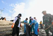 Seribu Warga Bersihkan Pantai Dukung Gerakan Indonesia ASRI