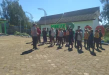 Sambut HUT RI Polri-TNI Latih PBB Siswa SMPN 4 Senduro