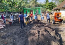 Warga Tempursari Gotong Royong Renovasi Halaman MTs Annur