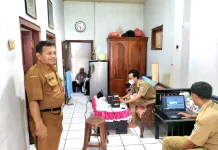 Dispendukcapil Lumajang Jemput Bola Rekam e-KTP Penyandang Disabilitas