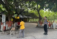 Wisatawan Pantai di Lumjang Dilarang Mandi karena Ombak Tinggi