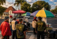 PKL Mulai Bawa Kantong Sampah di Alun-alun Lumajang
