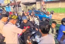 Bakesbangpol Jember Bagi Bendera Gratis untuk Kobarkan Nasionalisme