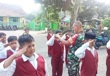 Menjelang HUT RI Siswa di Klakah Lumajang Mendapatkan Pelatihan PBB
