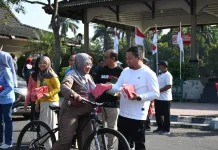 Sambut HUT ke-81 RI, Wabup Bondowoso Bagikan 1.000 Bendera Merah Putih