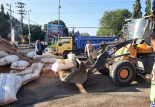 Truk Angkut 2 Ton Serbuk Kayu Terguling