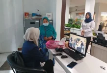 Pantang Menyerah, Ibu Siti Aisyah 30 Tahun Jual Lontong di Jember
