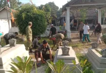 Membersihkan Makam Adipati Singo Wiguno di Kedungjajanng pada Momen Kemerdekaan