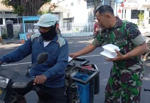 Koramil Lumajang Berbagi Makanan di Hari Jumat